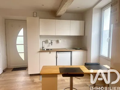 Living room; wood floor, natural light, modern style, high ceiling