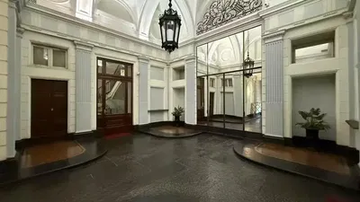 Dnevna soba; drveni pod, prirodno svjetlo, moderni stil, visoki plafoni