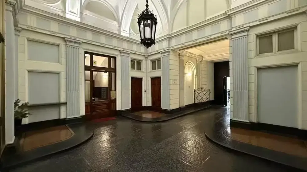 Wohnzimmer; holzboden, tageslicht, moderner stil, hohe decken