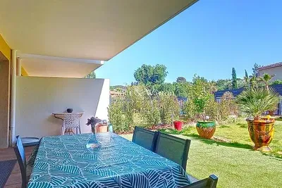 Woonkamer; houten vloer, natuurlijk licht, moderne stijl, hoge plafonds