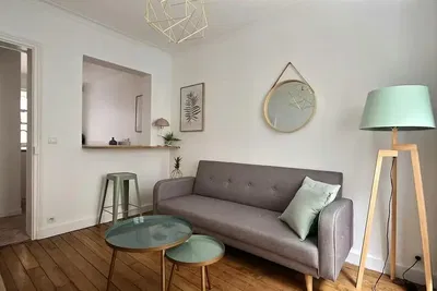 Dnevni boravak; drveni pod, prirodna svjetlost, moderan stil, visoki stropovi