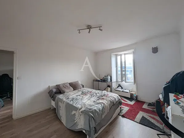 Obývací pokoj; dřevěná podlaha, přirozené světlo, moderní styl, vysoké stropy