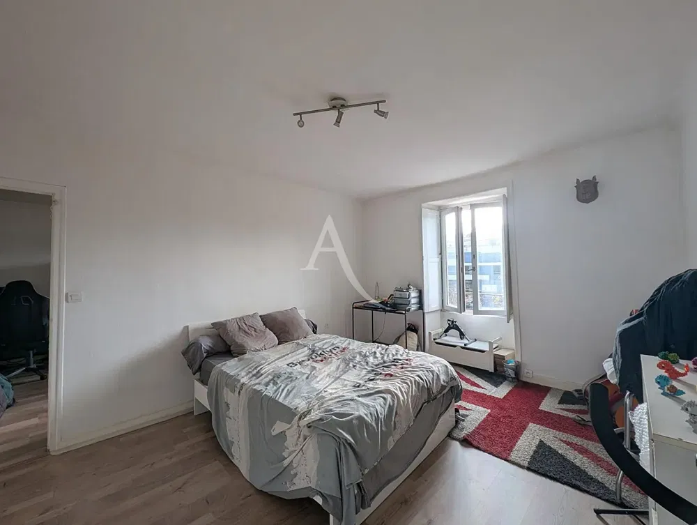 Salon; podłoga drewniana, światło dzienne, styl nowoczesny, wysokie sufity