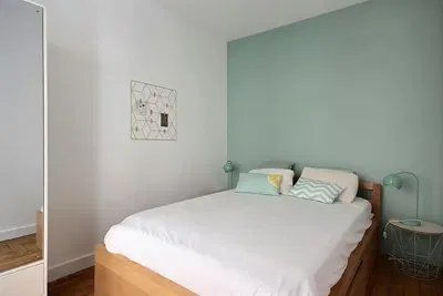 Kuhinja; kućanski aparati, drveni pod, prirodna svjetlost, moderan stil, renoviran