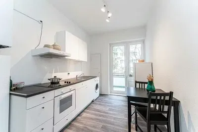 Wohnzimmer; holzboden, tageslicht, moderner stil, hohe decken