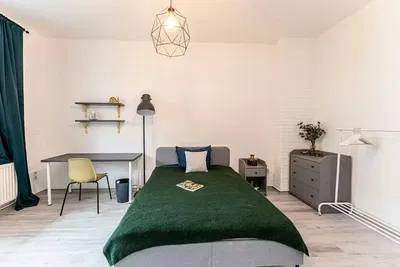 Wohnzimmer; holzboden, tageslicht, moderner stil, hohe decken