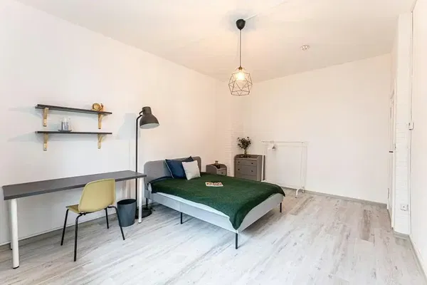 Wohnzimmer; holzboden, tageslicht, moderner stil, hohe decken