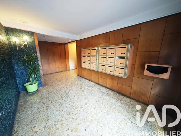 Cuisine; électroménager, parquet, lumière naturelle, style moderne, rénové