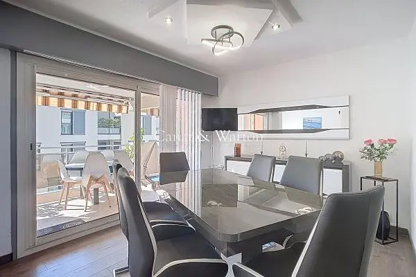 Soggiorno; pavimento in legno, luce naturale, stile moderno, soffitti alti