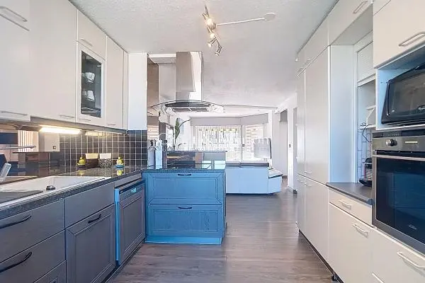 Soggiorno; pavimento in legno, luce naturale, stile moderno, soffitti alti