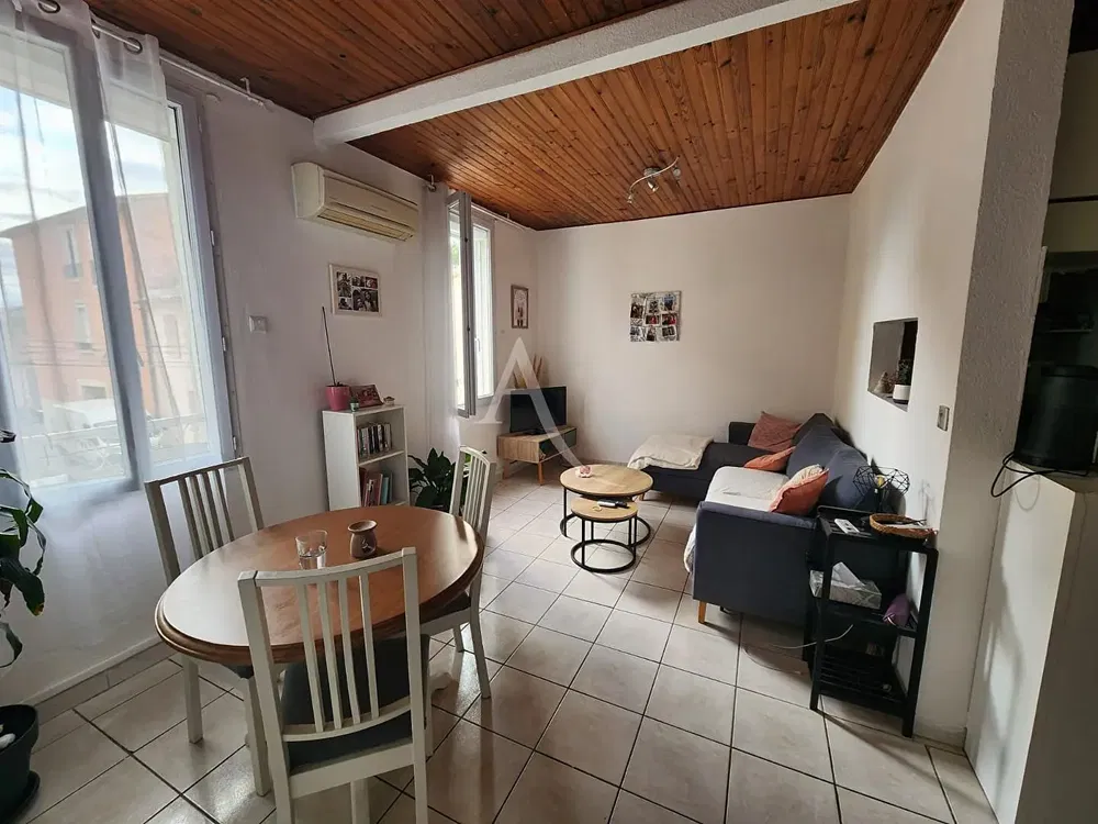 Wohnzimmer; holzboden, tageslicht, moderner stil, hohe decken