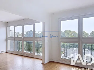 Living room; wood floor, natural light, modern style, high ceiling
