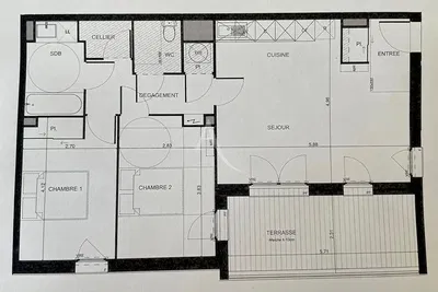 غرفة معيشة; أرضية خشبية, ضوء طبيعي, أسلوب عصري, أسقف عالية