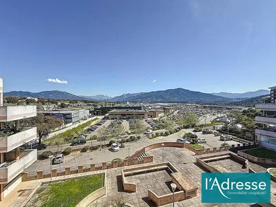 Salon; parquet, lumière naturelle, style moderne, hauteur sous plafond