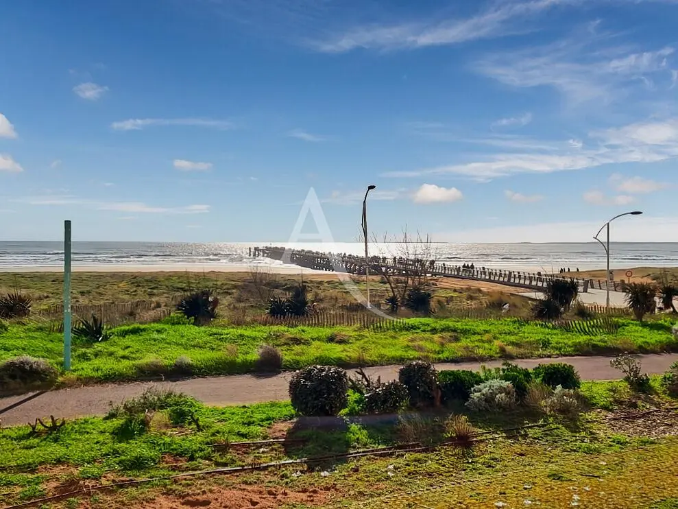 Хол; дървен под, естествена светлина, модерен стил, високи тавани