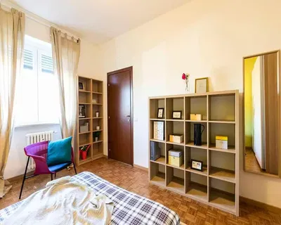 Дневна соба; дрвени под, природно светло, модерни стил, високи плафони