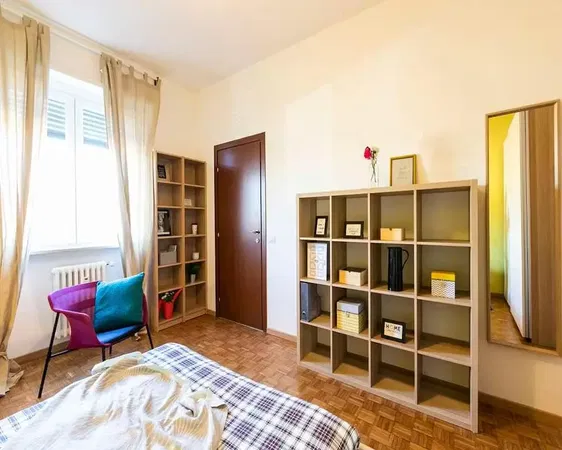 Дневна соба; дрвени под, природно светло, модерни стил, високи плафони