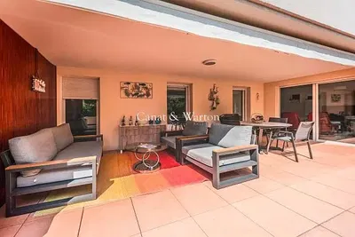 Wohnzimmer; holzboden, tageslicht, moderner stil, hohe decken