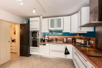 غرفة معيشة; أرضية خشبية, ضوء طبيعي, أسلوب عصري, أسقف عالية