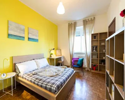 Дневна соба; дрвени под, природно светло, модерни стил, високи плафони