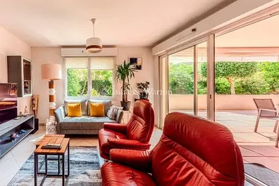 Küche; küchengeräte, holzboden, tageslicht, moderner stil, renoviert