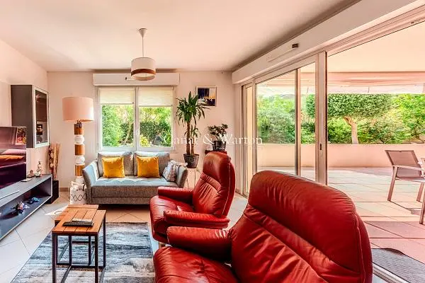 مطبخ; أجهزة المطبخ, أرضية خشبية, ضوء طبيعي, أسلوب عصري, مجدد