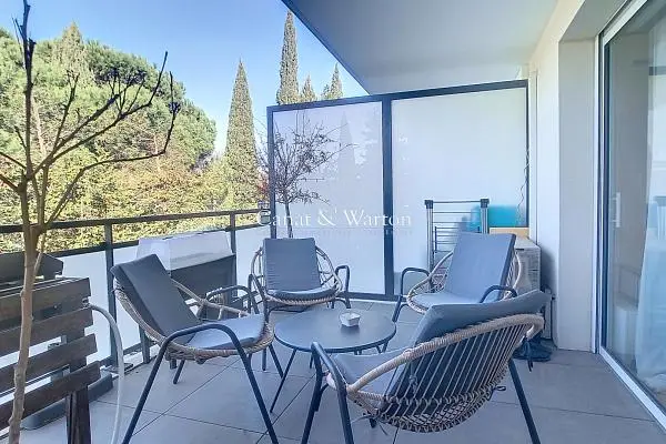 غرفة معيشة; أرضية خشبية, ضوء طبيعي, أسلوب عصري, أسقف عالية