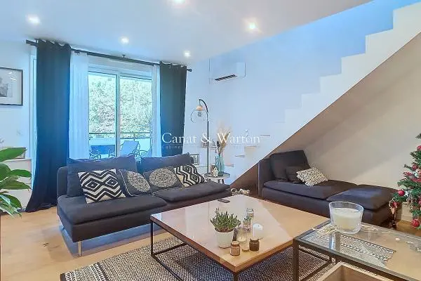 غرفة معيشة; أرضية خشبية, ضوء طبيعي, أسلوب عصري, أسقف عالية