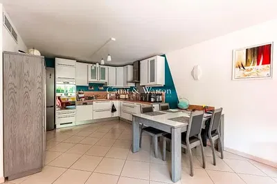 غرفة معيشة; أرضية خشبية, ضوء طبيعي, أسلوب عصري, أسقف عالية