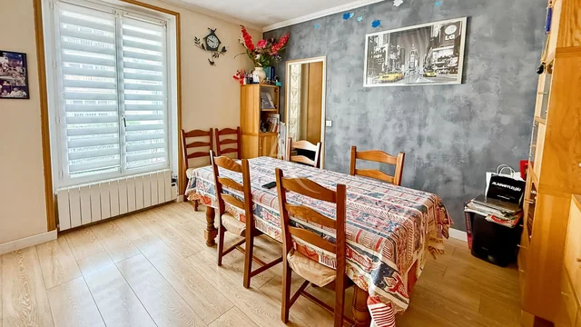 Soggiorno; pavimento in legno, luce naturale, stile moderno, soffitti alti