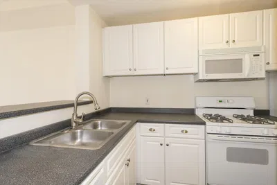 Sala de estar; chão de madeira, luz natural, estilo moderno, teto alto