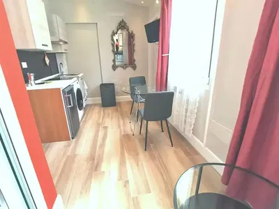 Cuisine; électroménager, parquet, lumière naturelle, style moderne, rénové