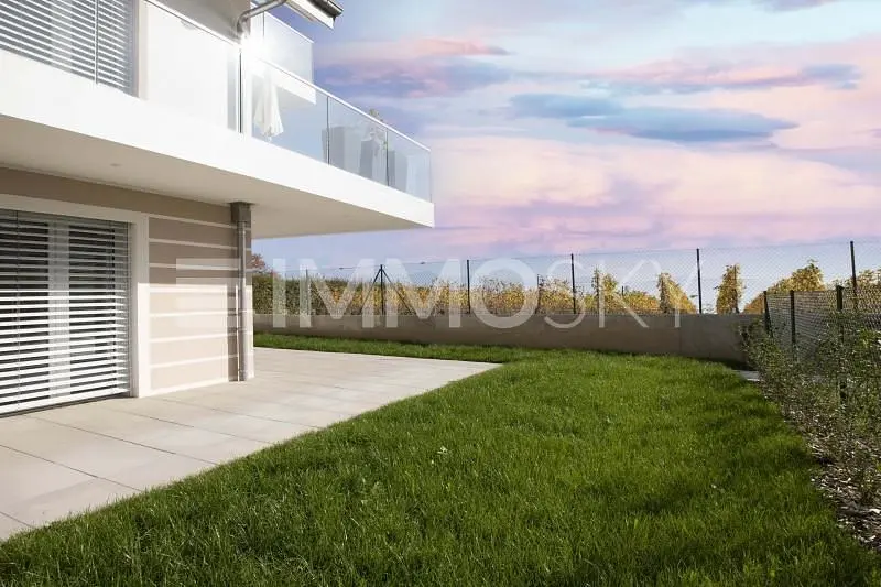 Woonkamer; houten vloer, natuurlijk licht, moderne stijl, hoge plafonds