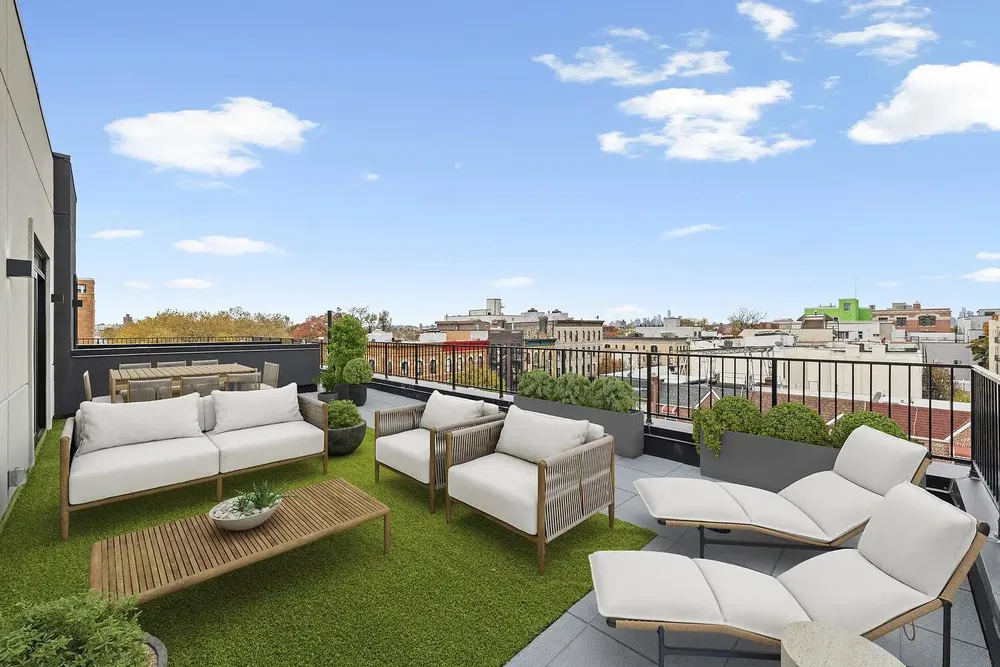 Salon; parquet, lumière naturelle, style moderne, hauteur sous plafond