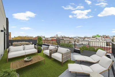 Salon; parquet, lumière naturelle, style moderne, hauteur sous plafond