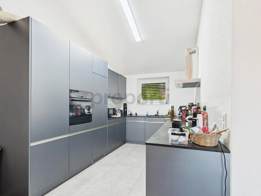 Salon; parquet, lumière naturelle, style moderne, hauteur sous plafond