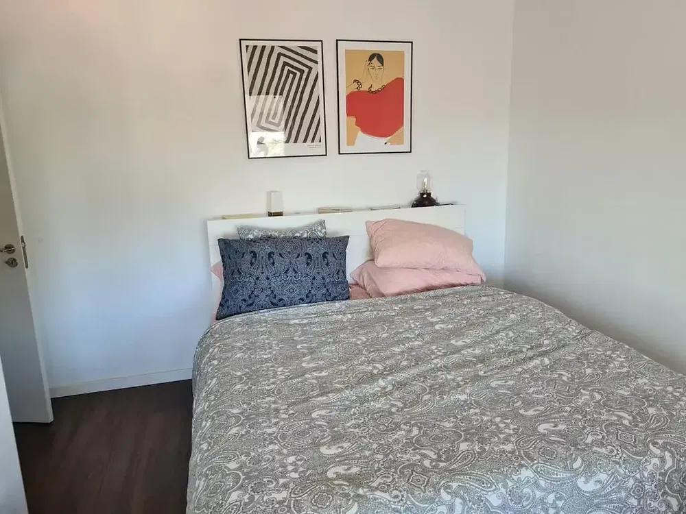 Salón; suelo de madera, luz natural, estilo moderno, techos altos