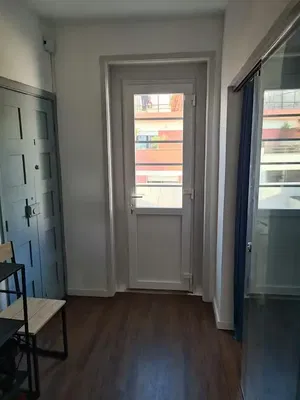 Cocina; electrodomésticos, suelo de madera, luz natural, estilo moderno, renovado