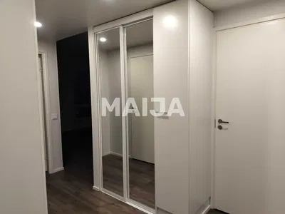 Wohnzimmer; holzboden, tageslicht, moderner stil, hohe decken