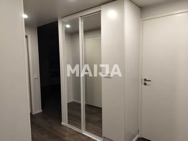 Wohnzimmer; holzboden, tageslicht, moderner stil, hohe decken