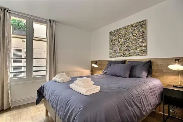 Salon; parquet, lumière naturelle, style moderne, hauteur sous plafond