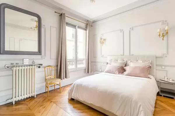 Salon; parquet, lumière naturelle, style moderne, hauteur sous plafond