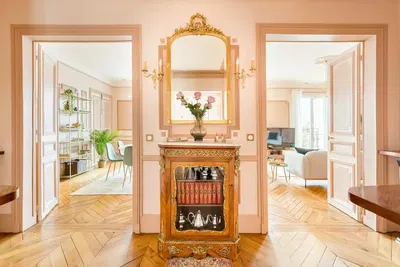 Salon; parquet, lumière naturelle, style moderne, hauteur sous plafond