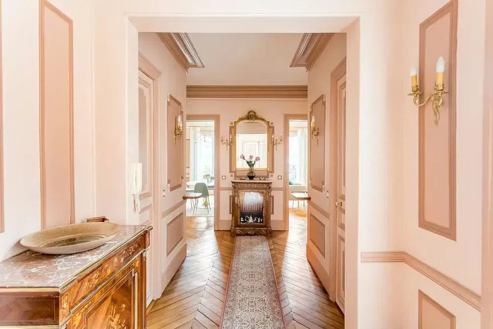 Salon; parquet, lumière naturelle, style moderne, hauteur sous plafond