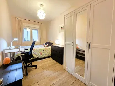 Dnevni boravak; drveni pod, prirodna svjetlost, moderan stil, visoki stropovi