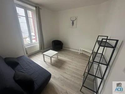 Wohnzimmer; holzboden, tageslicht, moderner stil, hohe decken