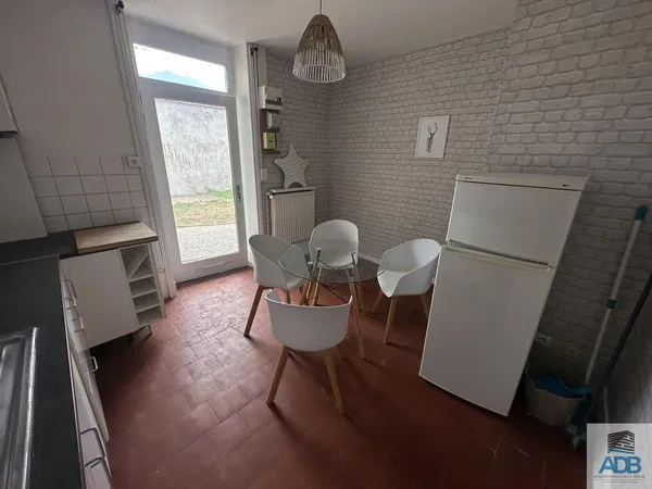 Wohnzimmer; holzboden, tageslicht, moderner stil, hohe decken