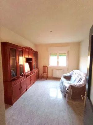 Salón; suelo de madera, luz natural, estilo moderno, techos altos