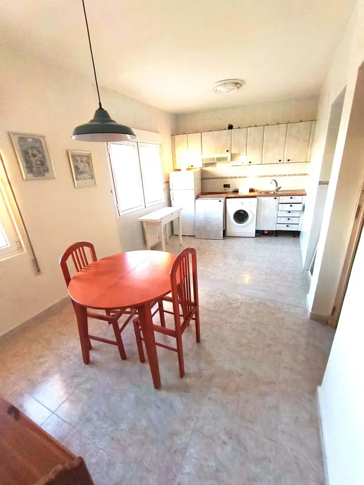 Salón; suelo de madera, luz natural, estilo moderno, techos altos