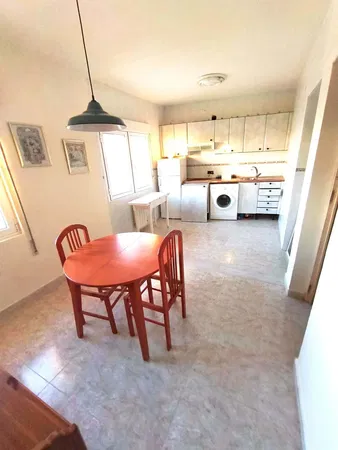 Salon; parquet, lumière naturelle, style moderne, hauteur sous plafond